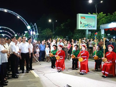 Phố đi bộ Hùng Vương: “Điểm hẹn” rộn ràng sắc màu văn hóa xứ Lạng