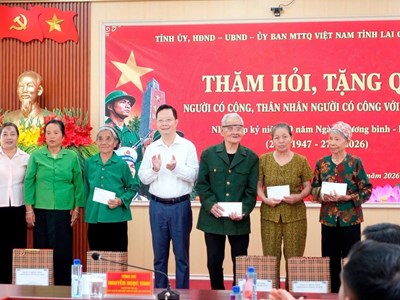 Thăm hỏi, tặng quà các gia đình người có công tại xã vùng cao Sin Suối Hồ