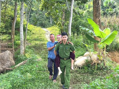 Lào Cai: Cán bộ, chiến sĩ Công an xã Văn Bàn tận tình hỗ trợ thân nhân liệt sĩ lấy mẫu ADN