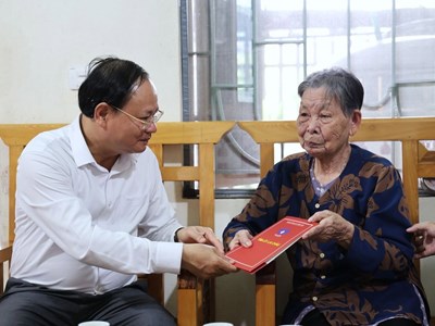 Bí thư Tỉnh ủy Lai Châu thăm hỏi, tặng quà người có công, thân nhân liệt sĩ