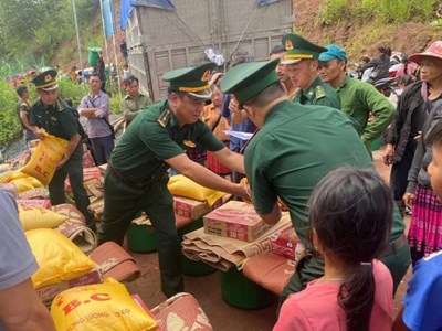 Trao tặng 400 suất quà cho người dân vùng biên giới Quảng Lâm