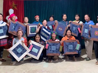 Phụ nữ Dền Sáng giữ nghề truyền thống, tạo sinh kế và lan tỏa bản sắc