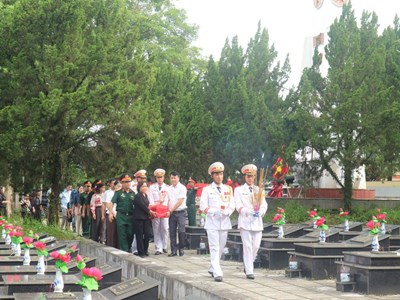 Xúc động lễ viếng, truy điệu và an táng hài cốt liệt sĩ Lý Văn Cóong
