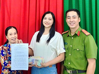 Công an An Giang hỗ trợ trao trả 150 triệu đồng cho người dân bị rơi và chuyển nhầm