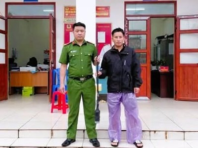 Điện Biên: Người dân xã Nà Bủng tự nguyện giao nộp 10 khẩu súng các loại
