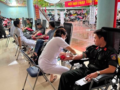 Hơn 400 người tham gia Ngày hội hiến máu “Về miền Hoa Ban” tại Điện Biên