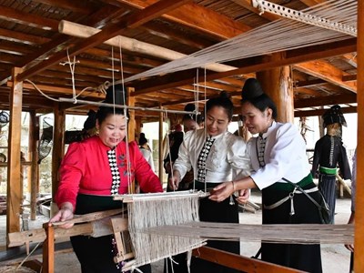 Phụ nữ Yên Châu gìn giữ nghề dệt thổ cẩm, lan tỏa văn hóa Thái