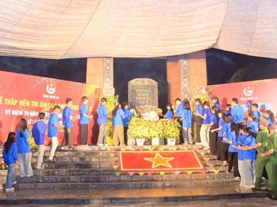 Tuổi trẻ Sơn La thắp nến tri ân các Anh hùng liệt sĩ