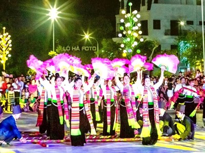 Rực rỡ sắc màu văn hóa Thái tại “Điểm hẹn bản sắc Lào Cai“