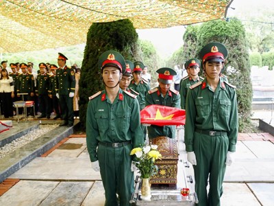 Truy điệu, an táng 2 hài cốt liệt sĩ tại Nghĩa trang Liệt sĩ Độc Lập