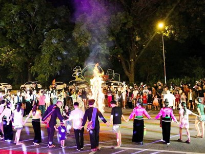 Rộn ràng vòng xòe Thái níu chân du khách đêm cuối tuần ở Nghĩa Lộ