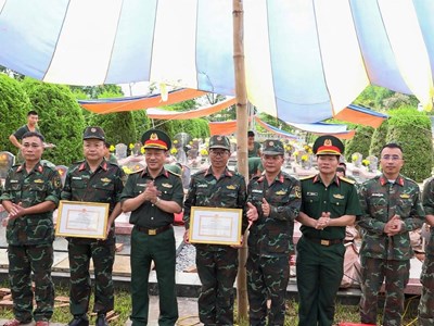 Khen thưởng  đột xuất 2 cán bộ tiêu biểu trong “Chiến dịch 500 ngày đêm” tại Điện Biên