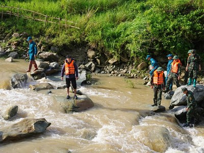 Xuyên đêm tìm kiếm 3 cháu nhỏ bị lũ cuốn tử vong ở Sơn La