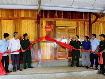 Trao tặng Nhà đồng đội cho gia đình quân nhân có hoàn cảnh khó khăn