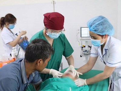 Cứu thành công bé trai hơn 2 tuổi bị chó dữ cắn nát vùng hàm mặt
