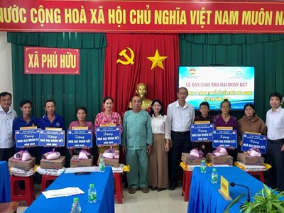 An Giang bàn giao 14 căn nhà Đại đoàn kết cho hộ nghèo vùng biên