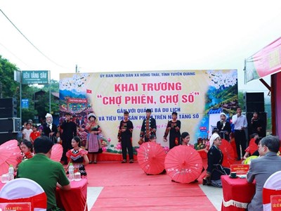Phiên chợ số vùng cao Hồng Thái hút khách giữa mây ngàn