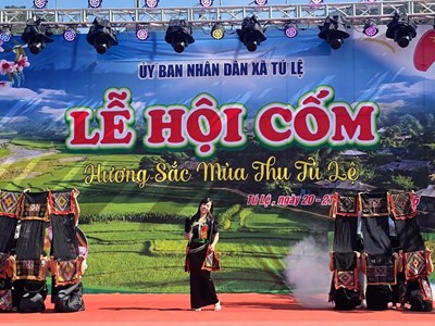 Tôn vinh vẻ đẹp trang phục các dân tộc miền đất cốm Tú Lệ