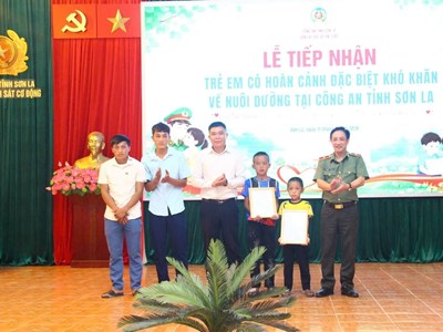 Công an Sơn La nhận nuôi dưỡng 2 trẻ em có hoàn cảnh đặc biệt khó khăn