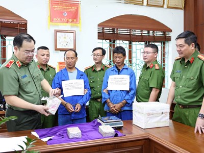 Công an Lai Châu bắt 2 đối tượng, thu 8 bánh heroin