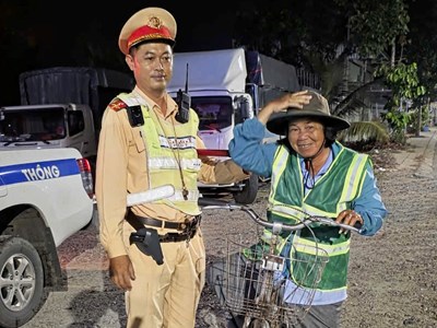 Trao hơn 200 áo phản quang cho người dân mưu sinh về đêm