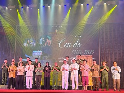 Khán giả Tuần Giáo xúc động với vở kịch “Con đò của mẹ”