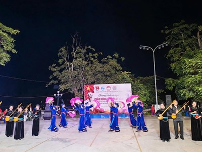 Tiếng Then ngân vang trên phố đi bộ Minh Xuân