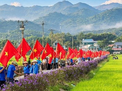 Rực đỏ tuyến đường hoa Mường Thanh chào đón Quốc khánh 2.9