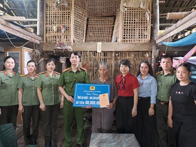 Công an Cao Bằng trao 80 triệu đồng xây “Mái ấm biên cương” cho hộ nghèo