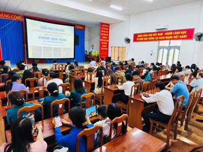 Chiếu phim cách mạng phục vụ nhân dân trên quê hương Bác Tôn