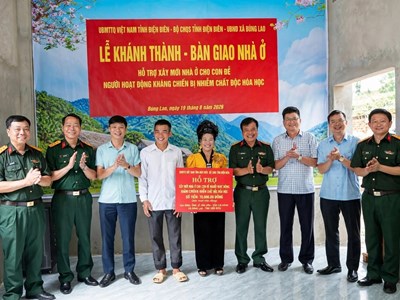 Bàn giao nhà ở cho gia đình người có công tại xã Búng Lao