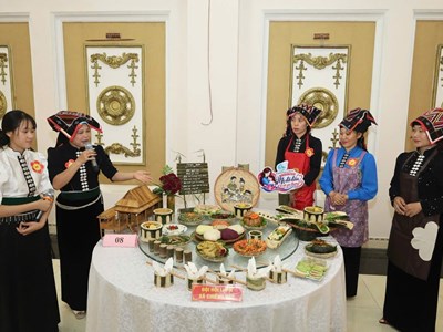 Ấm áp “Bữa cơm yêu thương” với trẻ em khó khăn ở Sơn La