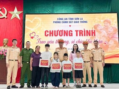 Cảnh sát giao thông Sơn La hỗ trợ 13 trẻ em khó khăn trước năm học mới