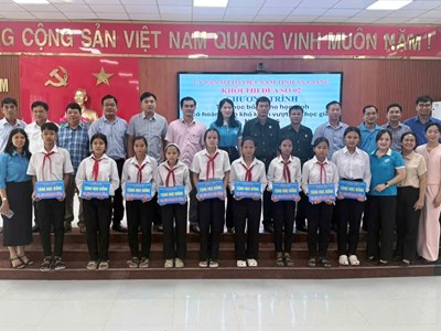 Trao 50 suất học bổng trên quê hương Nữ Anh hùng dân tộc Khmer