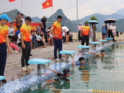 Lai Châu phát động toàn dân tập luyện môn bơi, phòng, chống đuối nước trẻ em