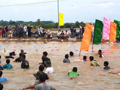 Vĩnh Hậu rộn ràng lễ hội mùa nước nổi