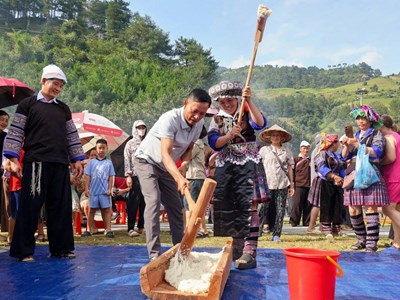 Về Mù Cang Chải vui hội giã bánh giày độc đáo của người Mông