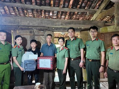 Công an Cao Bằng tiếp sức học sinh vượt khó đến trường
