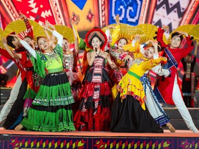 Thổ cẩm hội tụ sắc màu di sản tại Mộc Châu
