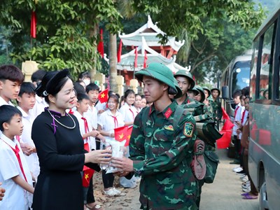 Bộ đội Sư đoàn 3 - Sao Vàng góp sức dựng trường nơi biên giới