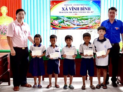 Vĩnh Bình trao học bổng tiếp sức học sinh đầu năm học mới