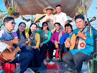 Đờn ca tài tử ngân vang giữa chợ nổi Cái Răng