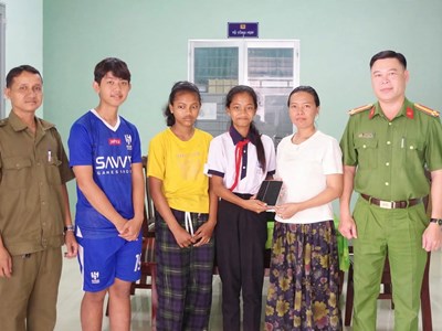 Nhặt được hai điện thoại trị giá hơn 50 triệu đồng, ba học sinh tìm người trả lại