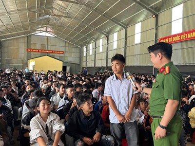 Cảnh giác với ma túy “núp bóng” bánh kẹo, đồ uống xâm nhập học đường