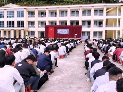  Hơn 1.200 học sinh được tuyên truyền về an toàn giao thông và an ninh mạng