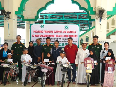 Ấm áp chương trình trao quà, xe đạp cho thiếu nhi dân tộc Chăm
