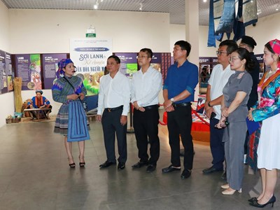 Quảng bá di sản văn hóa Mông qua câu chuyện sợi lanh