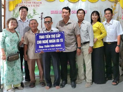 Xã Vĩnh Trạch trao trợ cấp cho Nghệ nhân Ưu tú Trần Văn Hùng