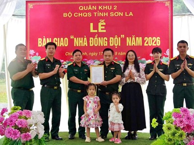 Bàn giao “Nhà đồng đội” tặng gia đình quân nhân tại phường Chiềng Sinh