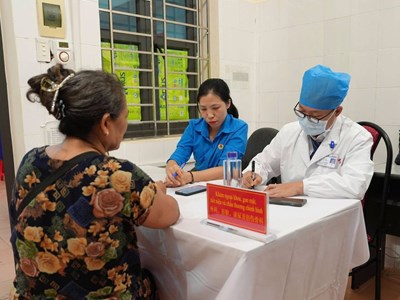Khám bệnh, cấp thuốc miễn phí cho người dân Mường Nhé và Sín Thầu